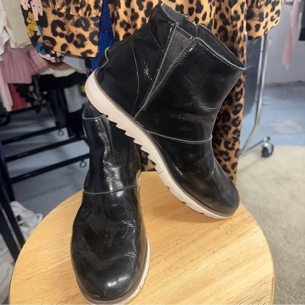 Sorrel women’s Harlow zip patented leather booties size 8.5 black w white soles
